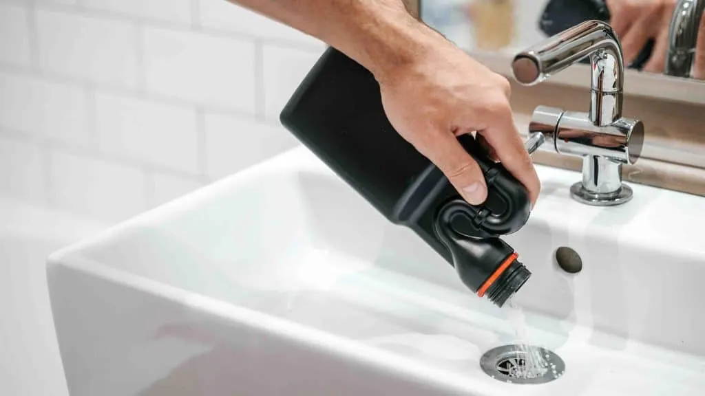 Comment déboucher un drain sous la maison ?